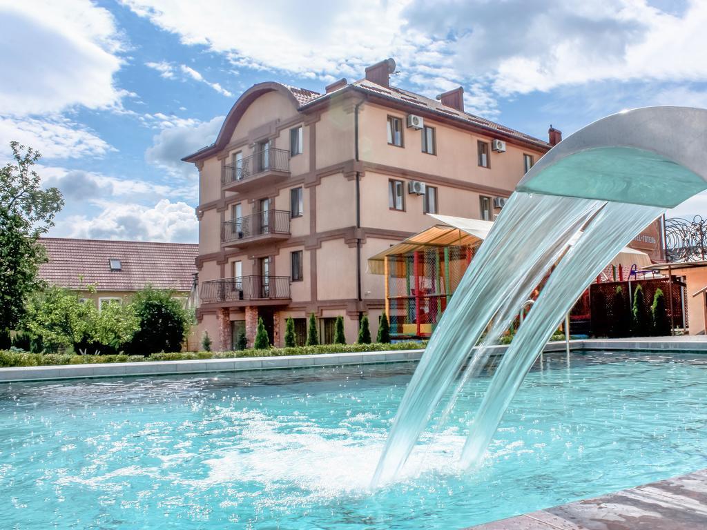 Hotel Kilikiya Oezjhorod Buitenkant foto