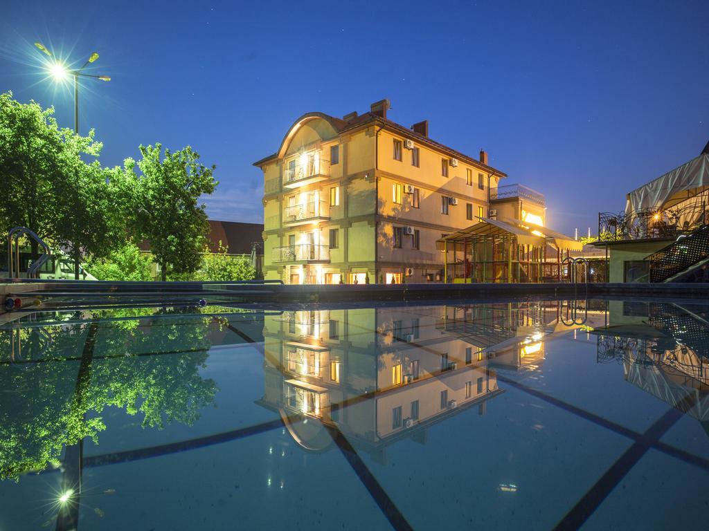 Hotel Kilikiya Oezjhorod Buitenkant foto