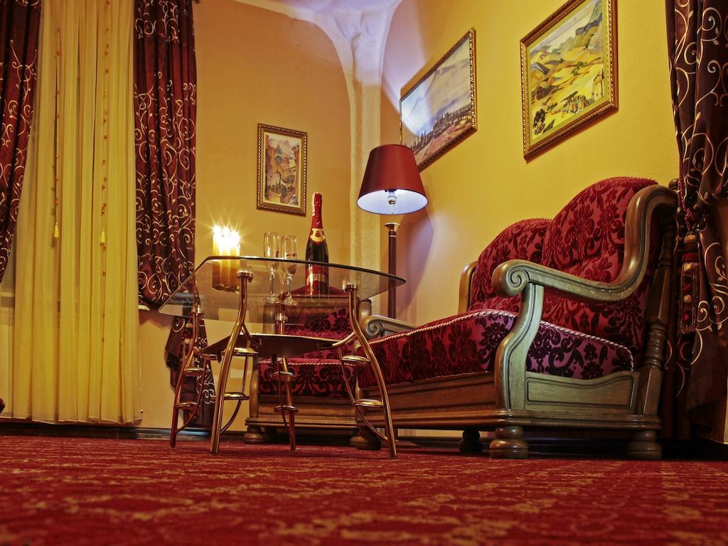 Hotel Kilikiya Oezjhorod Buitenkant foto