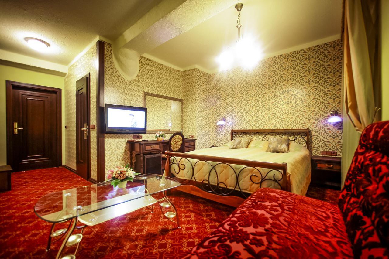 Hotel Kilikiya Oezjhorod Buitenkant foto