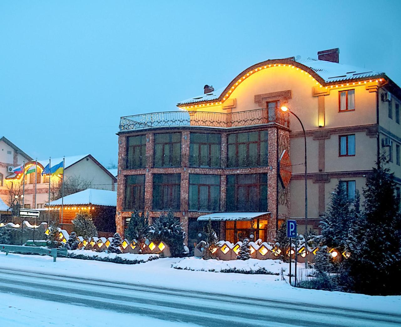 Hotel Kilikiya Oezjhorod Buitenkant foto