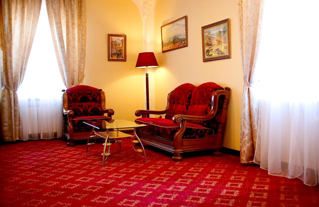 Hotel Kilikiya Oezjhorod Buitenkant foto